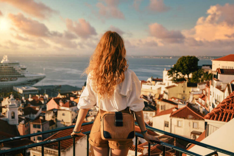 Młoda kobieta na wakacjach w Portugalii